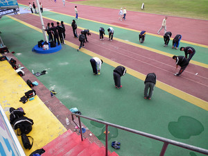 背著書包練跑去.1