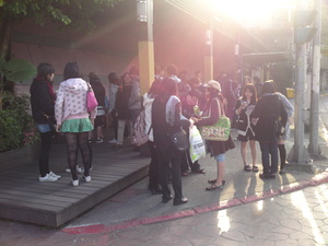 校門口的站牌前