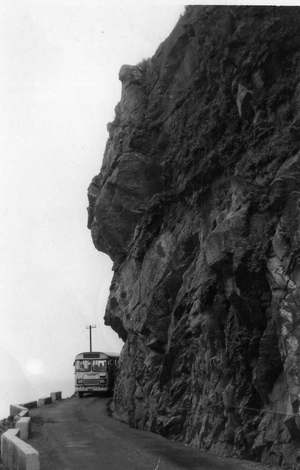 蘇花公路行駛中之公路局班車1