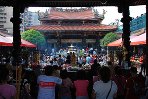 台北市萬華區--香火鼎盛龍山寺