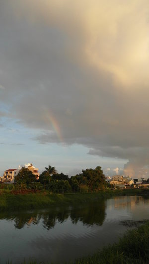 高掛月津港上的彩虹