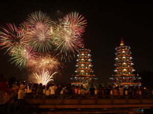 高雄市左營區-蓮池潭萬年季煙火秀
