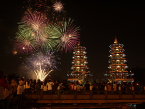 高雄市左營區-蓮池潭萬年季煙火秀