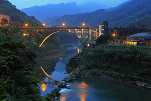 新北市瑞芳區-侯硐運煤橋夜景