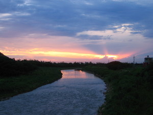 路旁小溪的晚霞