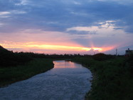 路旁小溪的晚霞