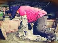 清理水泥花盆板模底部