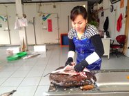 市場裡殺魚的姐姐
