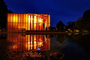 倒影成雙紙教堂