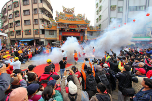 萬人空巷慶元宵