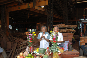 木材行設案祭拜