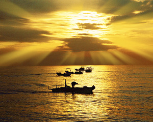 屏東縣枋山 鄉枋山村 夕陽中的漁港
