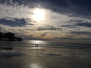 三點的天空 衝向海裡的小朋友們
