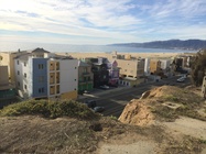 海灘旁的小房子