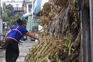 細雨紛飛中的小船落成儀式