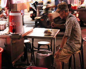 車流中悠閒的阿伯