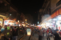 夜晚的十分老街