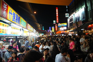 人潮洶湧的羅東夜市