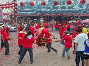 北港朝天宮前的進香團