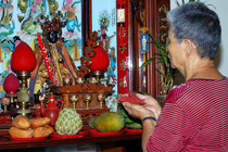 在神龕前求神問卜的信眾