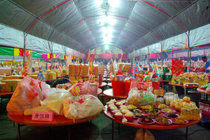 祭品堆滿桌的中元普渡