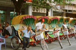 三輪車跑得快上面坐著老爺爺