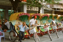 三輪車跑得快上面坐著老爺爺