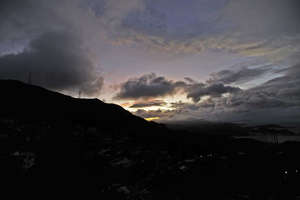 九份被雲霧蓋住的夕陽