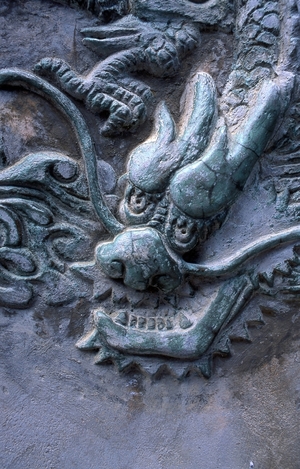 照壁上的祥龍雕飾