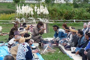 日本愛努族人迎捲鮭儀式