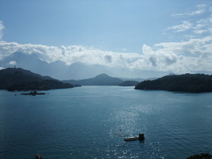 日光下俯瞰日月潭