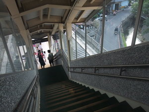山佳車站月台與街景