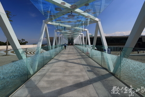 天橋頂上的貼紙