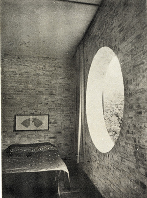 建國南路自宅臥室與月洞窗