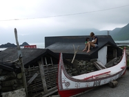 與撒嬌的貓在船屋上