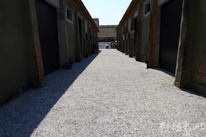 舊倉庫與電動捲門