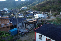 聚落。地下石屋