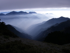 霧中山景