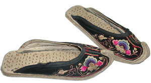 〈北部婦女客家翹鞋〉