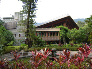 北投綠建築圖書館與前方圓型噴水池