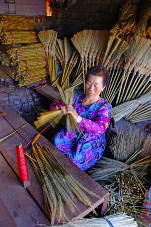 做貴黍掃把的老嫗