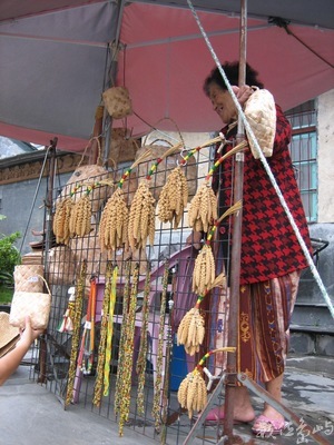 賣飾品的老太太