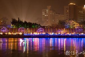 07_大樓下的七彩光影