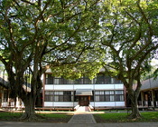 學務處前的「門神」