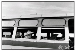 客運車上的婦女