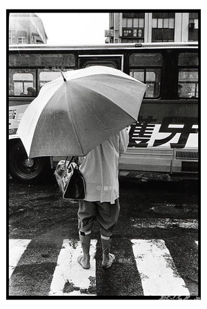 撐大傘的修行者