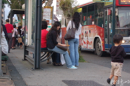 待車女子與頑皮的小孩
