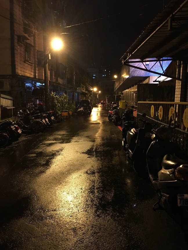 下雨天-變化巷口.jpg