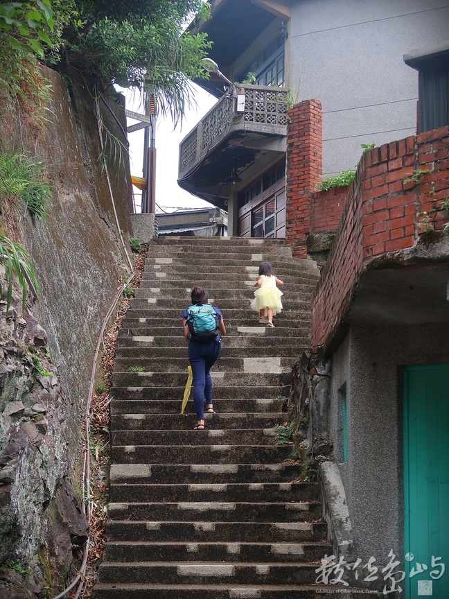 爬階梯的小朋友