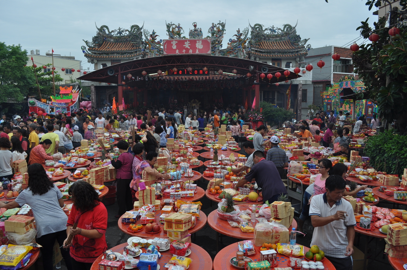 王船祭當天拜拜的情形